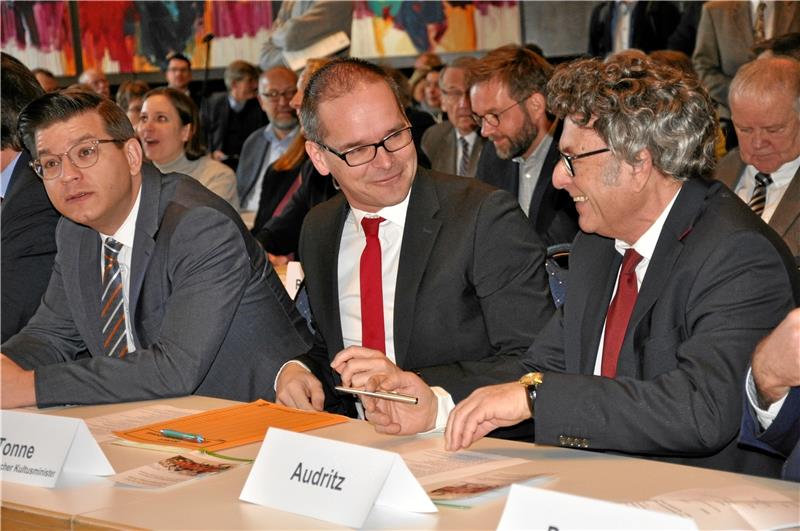 Kultusminister gewinnt Sympathien mit Politik der kleinen Schritte Ein Lächeln für den Kultusminister (v. re.): Philologen-Chef Horst Audritz tauscht sich freundlich mit Grant Hendrik Tonne (SPD) aus. FDP-Bildungsexperte Björn Försterling lauscht dem Gespräch. Foto: Heine