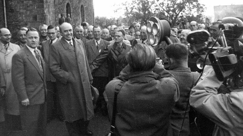 Am Goslarer Stahlhelm-Treffen scheiden sich die Geister Ein Lächeln für die Kamera: Der frühere Generalfeldmarschall und verurteilte Kriegsverbrecher Albert Kesselring kommt als erster Bundesführer des Stahlhelms gegen Anraten seiner Ärzte nach Goslar.