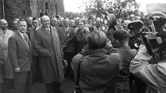 Ein Lächeln für die Kamera: Der frühere Generalfeldmarschall und verurteilte Kriegsverbrecher Albert Kesselring kommt als erster Bundesführer des Stahlhelms gegen Anraten seiner Ärzte nach Goslar.