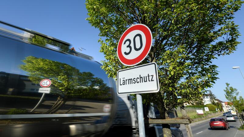 Verkehrslärm: Wo es in Goslar zu laut ist Ein Lärmschutz-Gutachten empfiehlt, eine dauerhafte Tempo-30-Zone auf der Bahnhofstraße in Oker einzurichten.