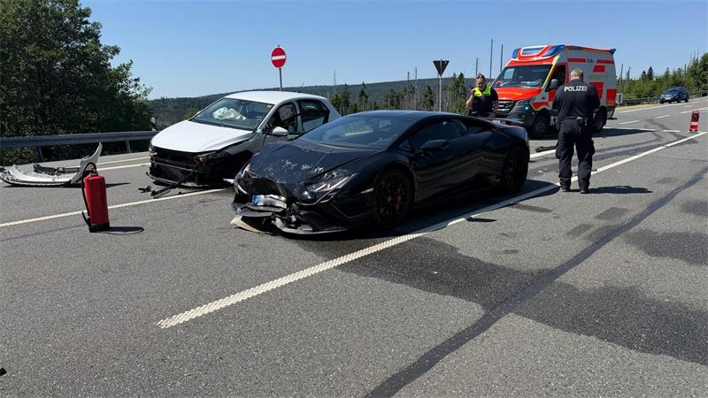Ein weißes und ein schwarzes Auto stehen jeweils auf einem Abschlepper. Beide Fahrzeuge sind zerknautscht.