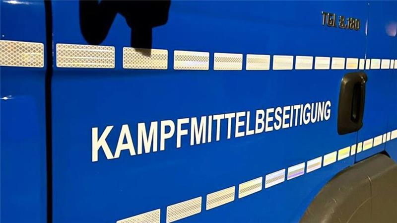 Landwirt findet auf Feld eine nicht detonierte Weltkriegsbombe Ein Landwirt findet bei Arbeiten auf seinem Feld eine englische Fliegerbombe – ein Fall für die Kampfmittelbeseitigung.