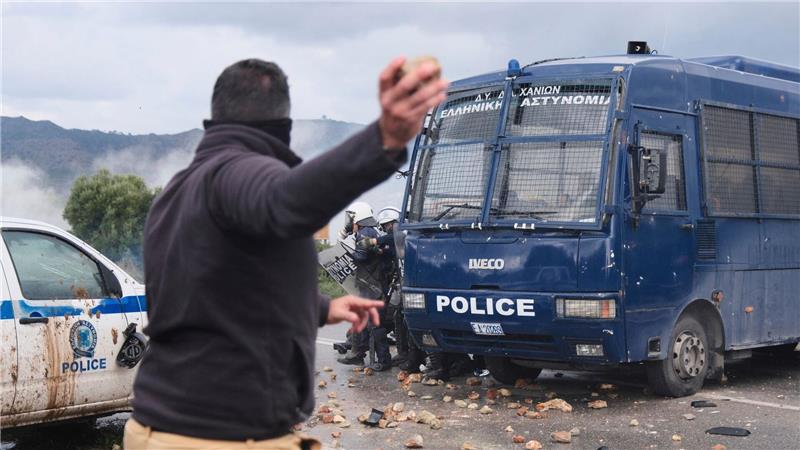 Ein Landwirt wirft bei Bauernprotesten in Griechenland Steine auf die Polizei. 