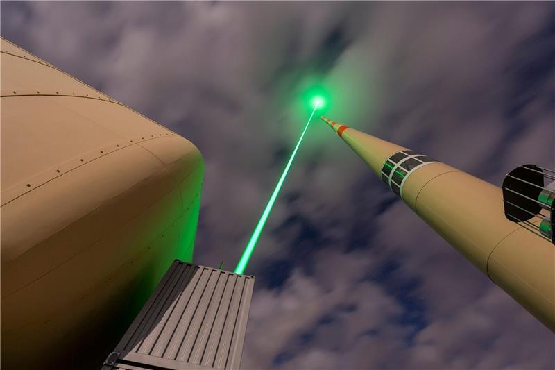 Laser können Blitze zu Blitzableitern führen Ein Laser kann bei einem Gewitter Blitzentladungen zu einem Blitzableiter führen.