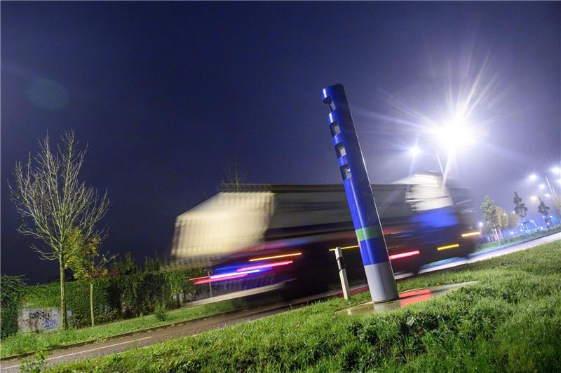 Konjunkturschwäche schlägt auf Lkw-Maut-Einnahmen durch Ein Lastwagen fährt am frühen Morgen an einer Mautkontrollsäule vorbei. Die schwache Wirtschaftslage macht sich auch bei den Einnahmen des Bundes aus der Lkw-Maut bemerkbar.