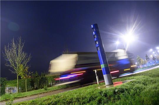 Ein Lastwagen fährt am frühen Morgen an einer Mautkontrollsäule vorbei. Die schwache Wirtschaftslage macht sich auch bei den Einnahmen des Bundes aus der Lkw-Maut bemerkbar.