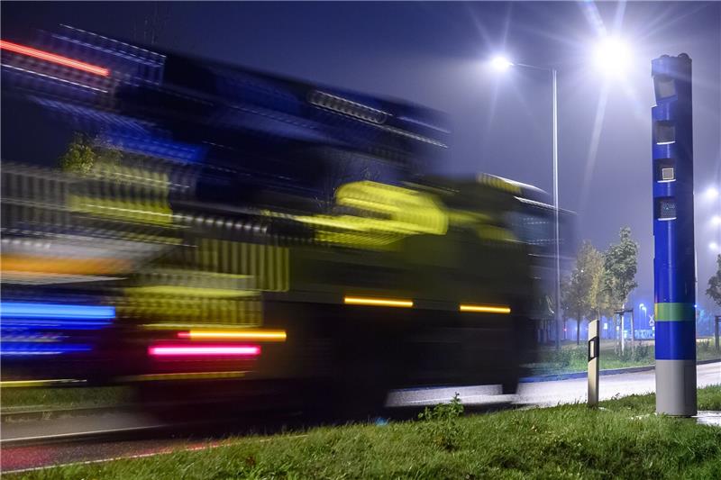 Bundestag beschließt Ausweitung der Lkw-Maut Ein Lastwagen fährt an einer Mautkontrollsäule vorbei. Die Maut-Einnahmen für den Bund sollen mit den künftigen Mautregeln deutlich steigen.