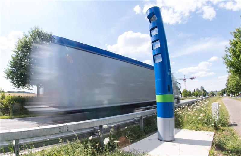 Höhere Preise wegen Lkw-Mautreform erwartet Ein Lastwagen fährt auf einer Bundesstraße an einer Mautsäule vorbei.
