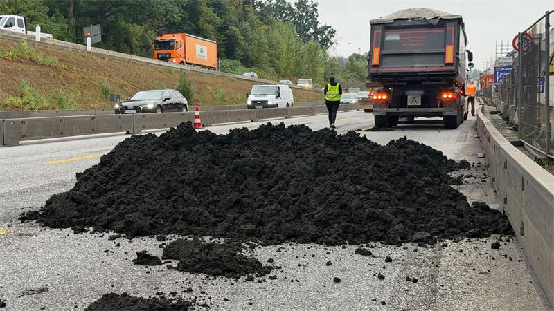 Ein Lastwagen hat auf der A7 in Hamburg Klärschlamm verloren und am frühen Mittwochmorgen für lange Staus gesorgt.