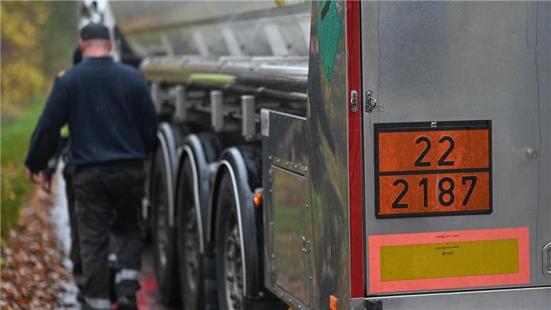 Ein Lastwagen mit Kohlendioxid, das zum Keulen von Tieren genutzt wird, steht vor dem Betrieb.
