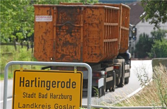 Ein Lastwagen rollt in Harlingerode ein – seit Jahren wird über eine Ortsumgehung diskutiert, die den Schwerlasttransport aus dem Ort heraushalten würde. Foto: GZ-Archiv