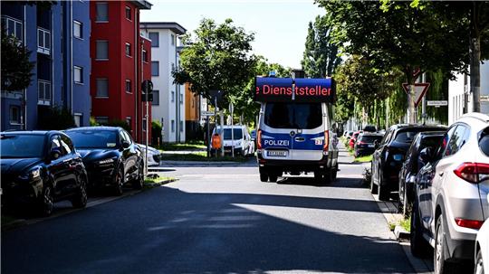 Ein Lautsprecherwagen fährt durch ein Wohngebiet in Adlershof im Bezirk Treptow-Köpenick.