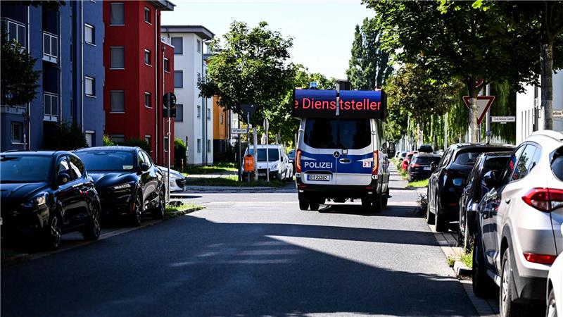 Ein Lautsprecherwagen fährt durch ein Wohngebiet in Adlershof im Bezirk Treptow-Köpenick.