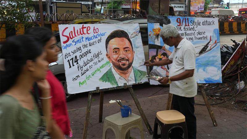 Ein Lehrer in Mumbai malt ein Porträt zu Ehren des indischen Piloten Smit Machchhar, der bei der Gewalttat verletzt wurde.