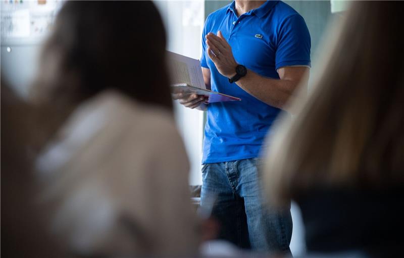 Ein Lehrer unterrichtet in einem Klassenzimmer.