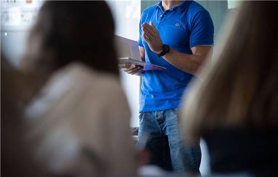 Ein Lehrer unterrichtet in einem Klassenzimmer.
