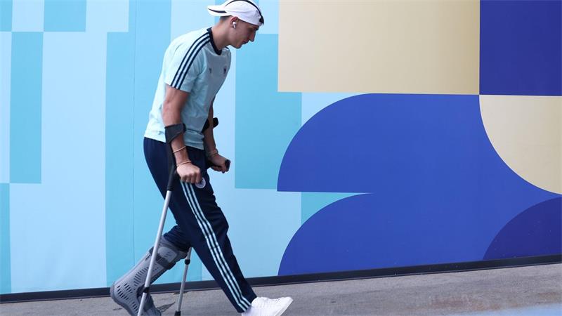 Viele Scheinriesen und zu wenig Qualitäts-Kicker Ein Leistungsträger an Krücken: Ein genesener Nico Schlotterbeck wird unbedingt gebraucht. (Archivbild)