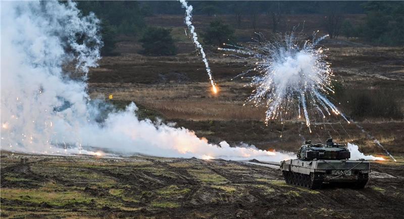 Rüstungsindustrie: Kaum Aufträge aus Sondervermögen Ein Leopard 2 A6 des Panzerbataillon 203 der Bundeswehr schießt auf dem Truppenübungsplatz eine Nebelwand.