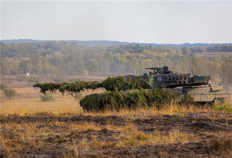 Briten liefern Ukraine Kampfpanzer - zieht Deutschland nach? Ein Leopard-2-Panzer der Bundeswehr auf einem Truppenübungsplatz.