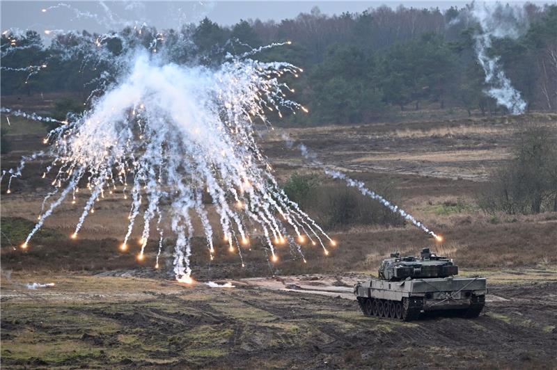 Ein Leopard 2A6 auf dem Truppenübungsplatz Senne in der Gemeinde Augustdorf (Nordrhein-Westfalen).