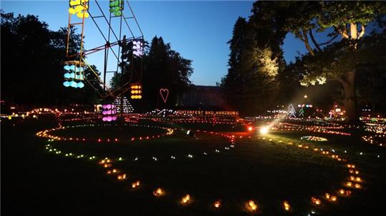 Ein Lichtermeer entfaltet sich am Samstagabend im Bad Harzburger Casinopark und bringt tausende Besucher zum Staunen.