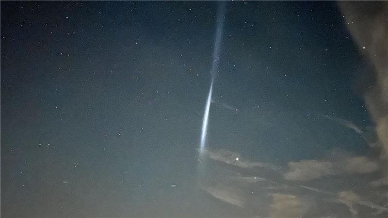 Ein Lichtschweif ist in der Nacht in Denkendorf (Bayern) am Himmel zu sehen.