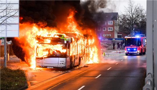 Ein Linienbus der Hannoverschen Verkehrsbetriebe Uestra steht in Vollbrand. Foto: picture alliance/dpa | Julian Stratenschulte