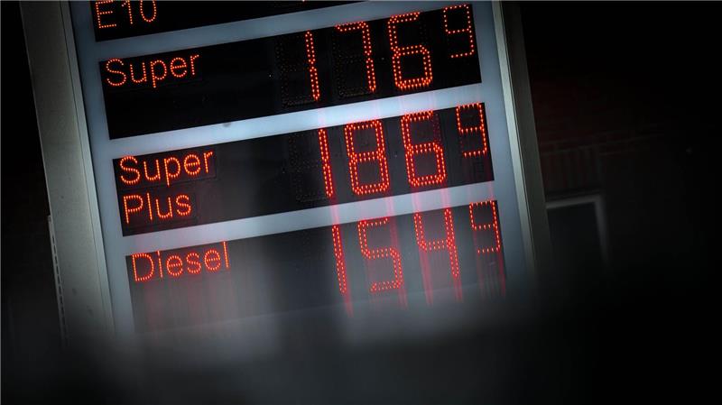 Teurer Osten, billiger Westen: Tankpreise unterscheiden sich Ein Liter Super für 1,77 Euro - ziemlich teuer. Anderswo war das günstiger zu haben. (Archivbild)