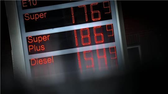 Ein Liter Super für 1,77 Euro - ziemlich teuer. Anderswo war das günstiger zu haben. (Archivbild)