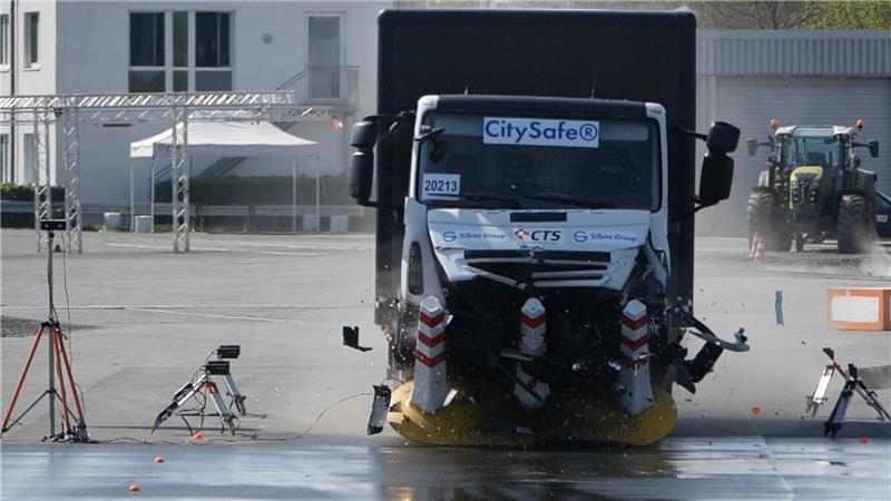 Goslar kauft mobile Terrorsperren für 270.000 Euro Ein Lkw-Crash-Test mit den „City-Safe“-Straßensperren: Die Stadt Goslar beabsichtigt, 13 solcher Sperren zu kaufen.