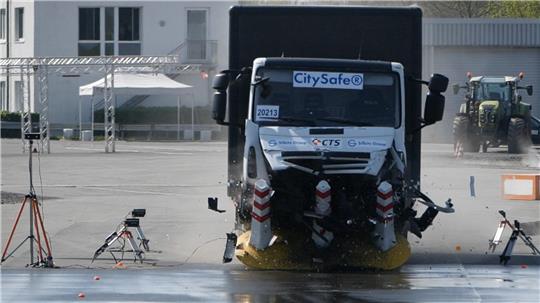 Ein Lkw-Crash-Test mit den „City-Safe“-Straßensperren: Die Stadt Goslar beabsichtigt, 13 solcher Sperren zu kaufen.