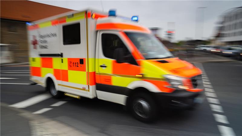Ein Lkw-Fahrer fährt mit fast drei Promille gegen einen Baum. (Archivbild)