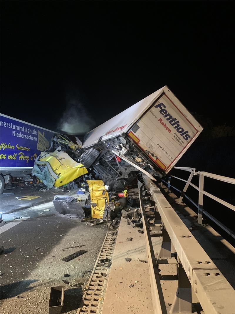 Lkw krachte in Stauende: Sperrung der A7 aufgehoben Ein Lkw blieb am Brückengeländer hängen. Foto: Autobahnpolizei Hildesheim