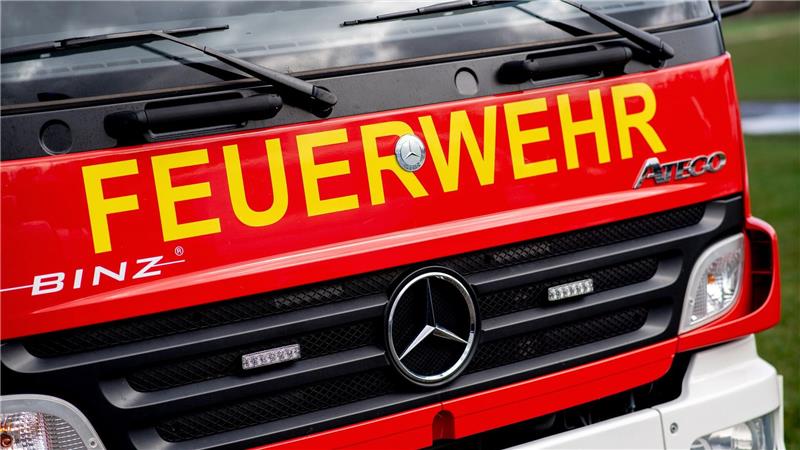 Ein Lkw brennt nach einem technischen Defekt vollständig aus. (Symbolbild)