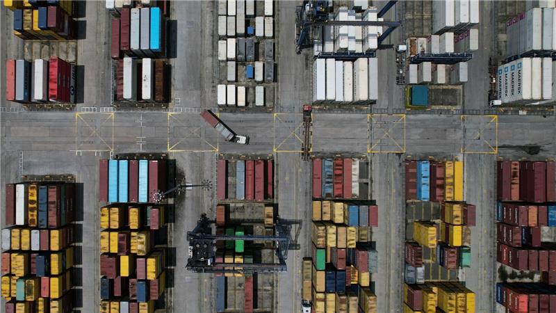Bilder des Tages Ein Lkw fährt entlang gestapelter Container im Nordhafen von Manila.