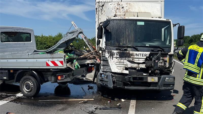 Ein Lkw geriet in ein Baustellenfahrzeug - und zwei Arbeiter starben noch auf der Autobahn 