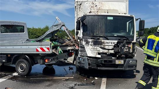 Ein Lkw geriet in ein Baustellenfahrzeug - und zwei Arbeiter starben noch auf der Autobahn 