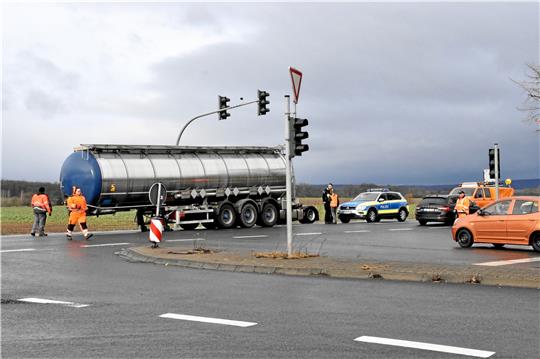 Ein Lkw hat in der Cineplex-Kurve auf der B 6 seinen Anhänger verloren. Foto: Roß