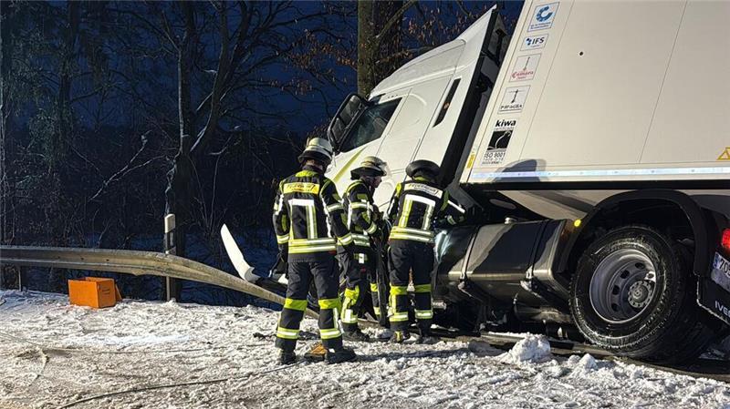 Ein Lkw kam im bayerischen Aiglsbach auf vereister Straße von der Fahrbahn ab.
