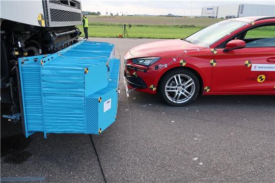 Ein Lkw mit einer aus Aluminiumwaben bestehende Front, die vor weniger verheerenden Kollisionen schützen soll.