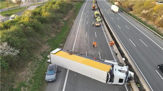 Ein Lkw versperrt eine Straße.