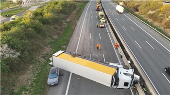 Ein Lkw versperrt eine Straße.