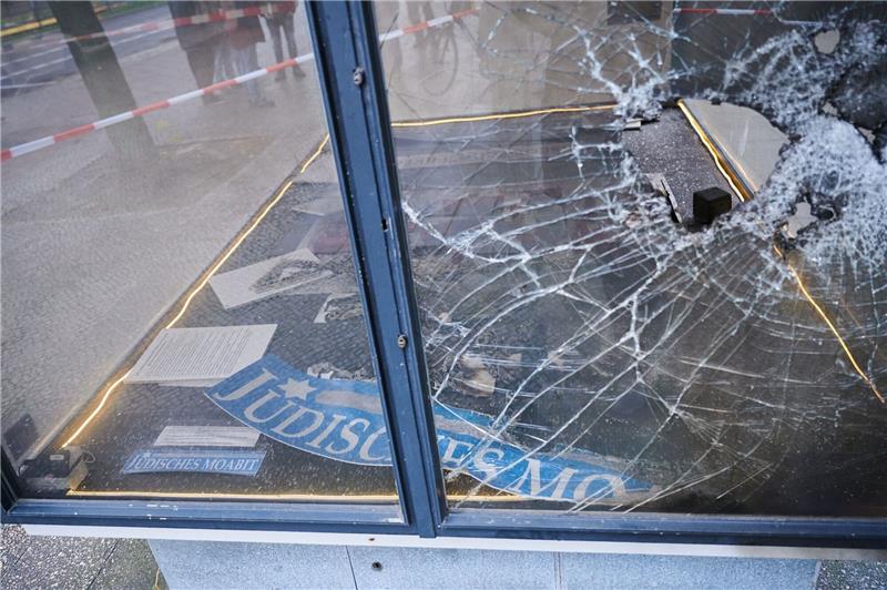 Ein Loch ist in der zersplitterten Glasscheibe eines Schaukastens vor dem Rathaus Tiergarten in Berlin zu sehen.