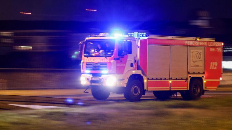 150 Jahre Feuerwehr Oker: Drei Tage wird gefeiert Ein Löschfahrzeug der Feuerwehr fährt mit Blaulicht und Martinshorn. (zu dpa: «Unwetter sorgt für Feuerwehreinsätze in Lehrte»)