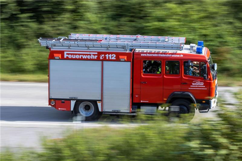 Brand in leerstehendem Hotel Ein Löschfahrzeug der Feuerwehr fährt zu einem Einsatz.