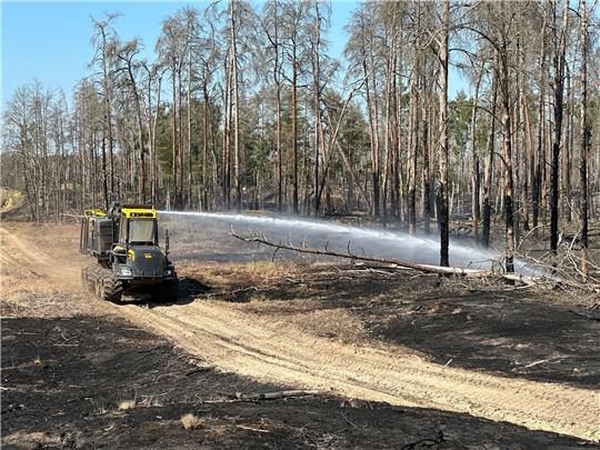 Ein Löschfahrzeug ist im Waldbrandgebiet bei Lübtheen im Einsatz.
