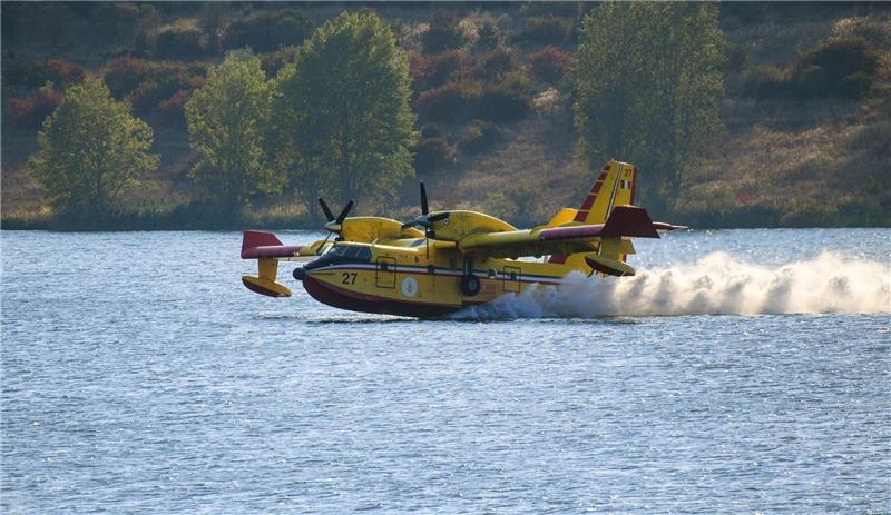 Kreistag gibt grünes Licht für Brocken-Löschflugzeug Ein Löschflugzeug aus Italien nimmt im Concordiasee Löschwasser auf. Foto: dpa