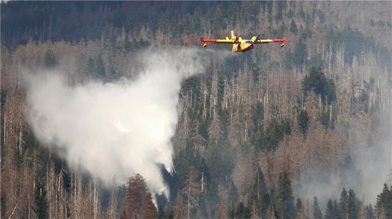 Harzkreis setzt im Waldbrandschutz auf Innovationen Ein Löschflugzeug der italienischen Feuerwehr bekämpft im September den Waldbrand am Brocken aus der Luft. Künftig will der Harzkreis sich besser wappnen und auf ein Miet-Flugzeug zurückgreifen können. Und bei der Prävention sollen Satelliten und Sensoren helfen. Foto: dpa/ Bein