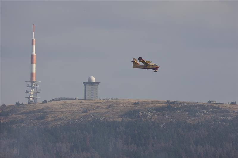Brocken-Brand: Löschflugzeuge nach Harz-Einsatz zurück in Rom Ein Löschflugzeug der italienischen Feuerwehr erkundet die Lage am Brocken aus der Luft. Am Brocken brennen derzeit große Waldflächen. Foto: dpa/Matthias Bein