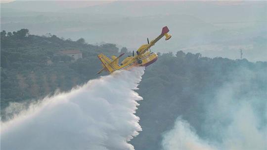 Ein Löschflugzeug im Einsatz. In Griechenland hat nun bei Übungsflügen ein Pilot seine tonnenschwere Wasserladung über einem Hotel abgelassen. (Symbolbild)